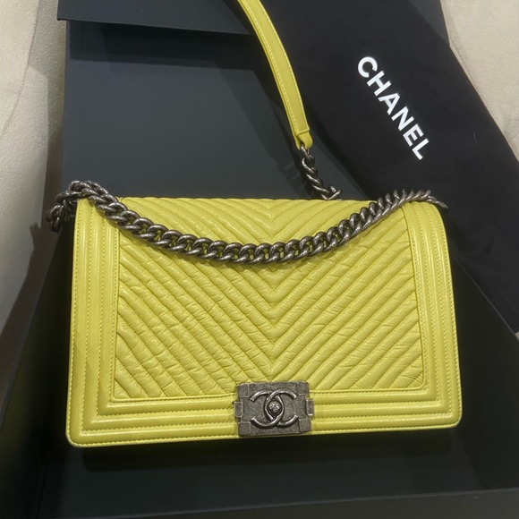 ๐๐Chanel chevron Yellow New medium Boy Bag - Picture 2 of 9